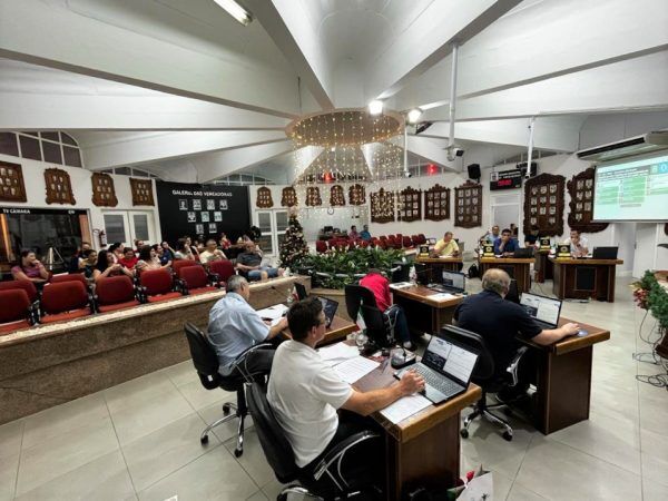 Vereadores de Encantado aprovam redução na carga horária dos monitores de escola