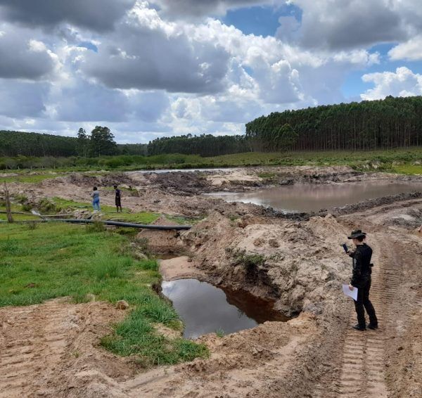 Homem é autuado por extração de areia em Taquari