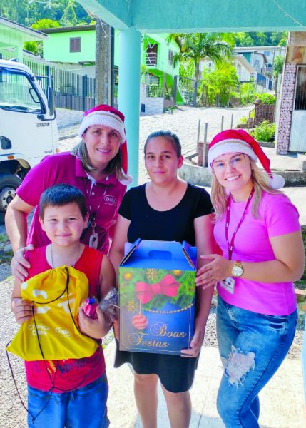 Em clima natalino, Dália Supermercados realiza ação social