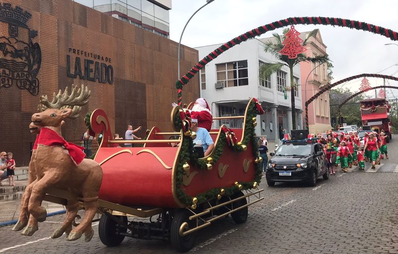GALERIA: Desfile de Natal reúne centenas de pessoas no Centro de Lajeado