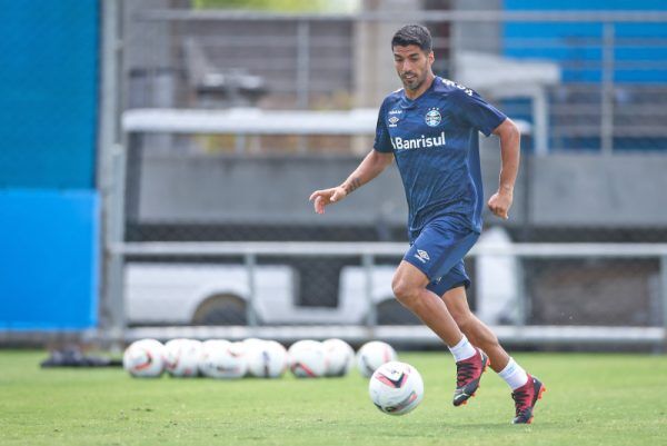 Casa cheia para a estreia de Suárez