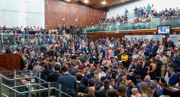 Deputados tomam posse e educação é prioridade para novo presidente