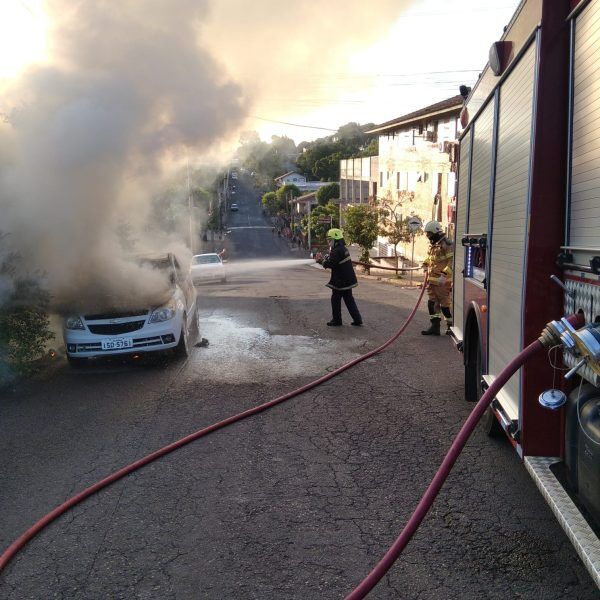 Incêndio consome veículo em Estrela
