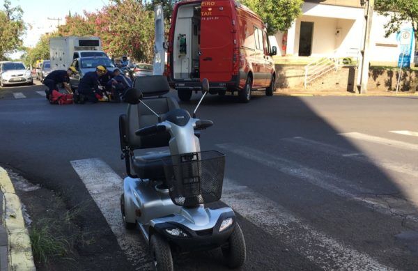 Cadeirante é atingida por carro no Centro de Lajeado