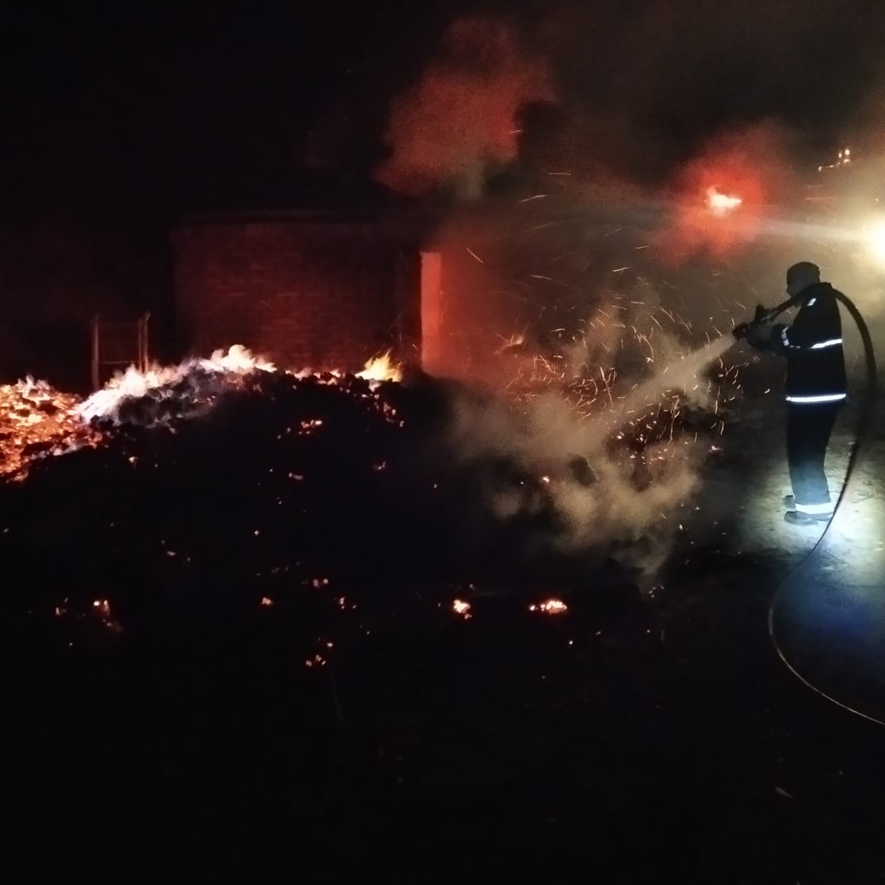 Incêndio atinge forno de carvão em Paverama