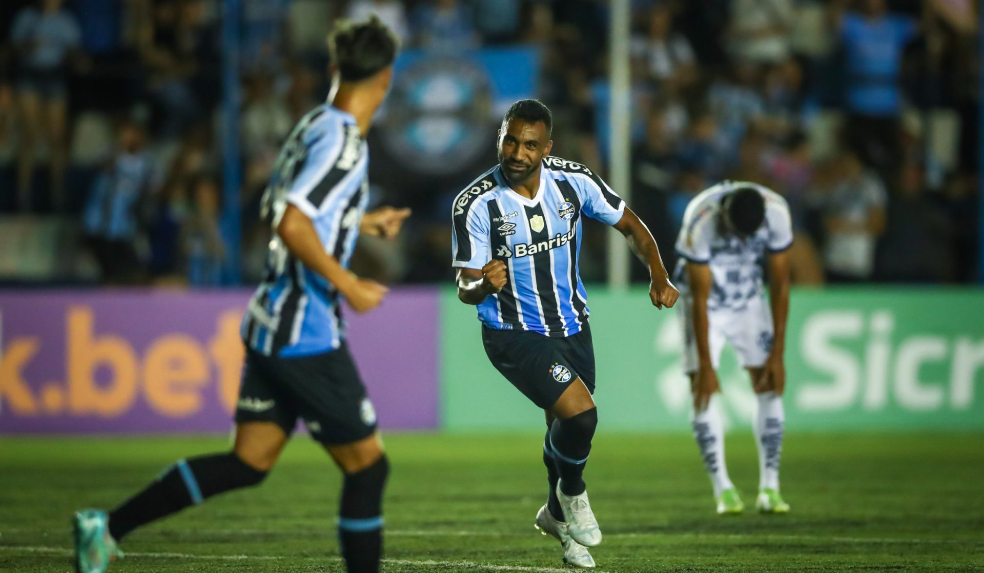 Com time misto, Grêmio vence São José e segue 100% no Gauchão