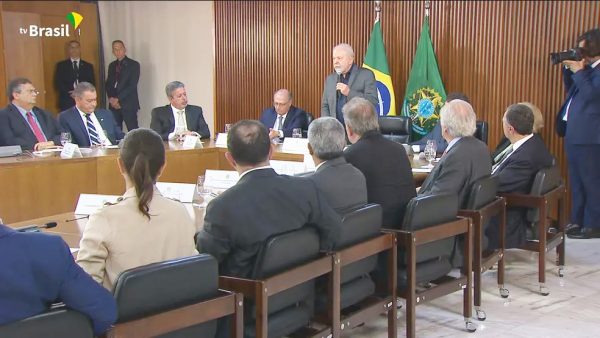 Lula sai por cima com atos em Brasília