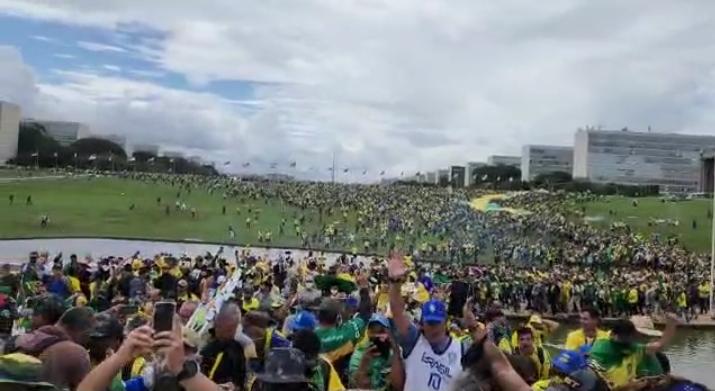 Manifestantes invadem os Três Poderes em Brasília
