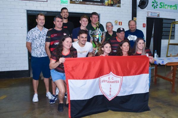 Estudiantes recebe taça de campeão na categoria aspirante