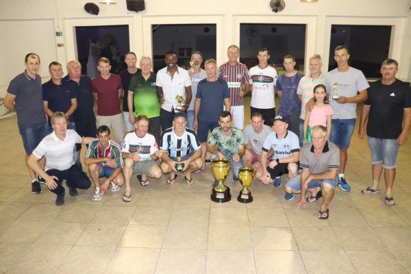 Fluminense recebe taça de campeão