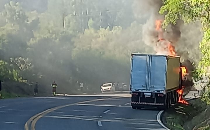 Incêndio em caminhão bloqueia trânsito na BR-386