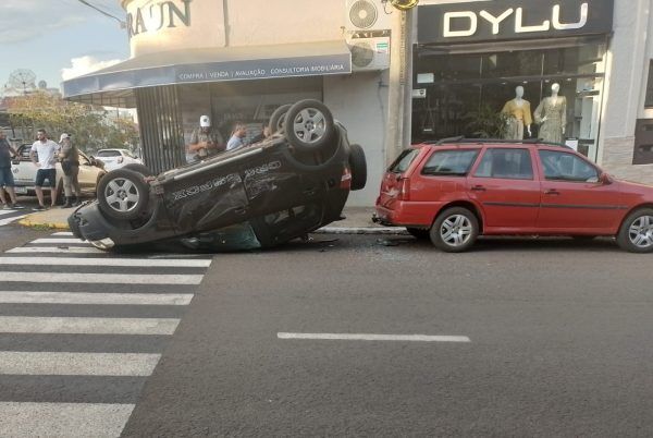 Após colisão, veículo capota no Centro de Estrela