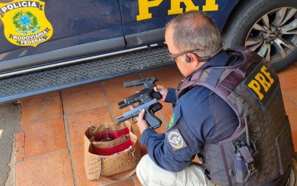 Passageira de ônibus é presa com três pistolas em Lajeado