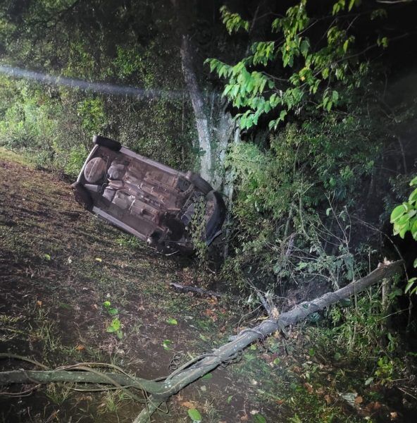 Veículo capota na BR-386, em Bom Retiro do Sul