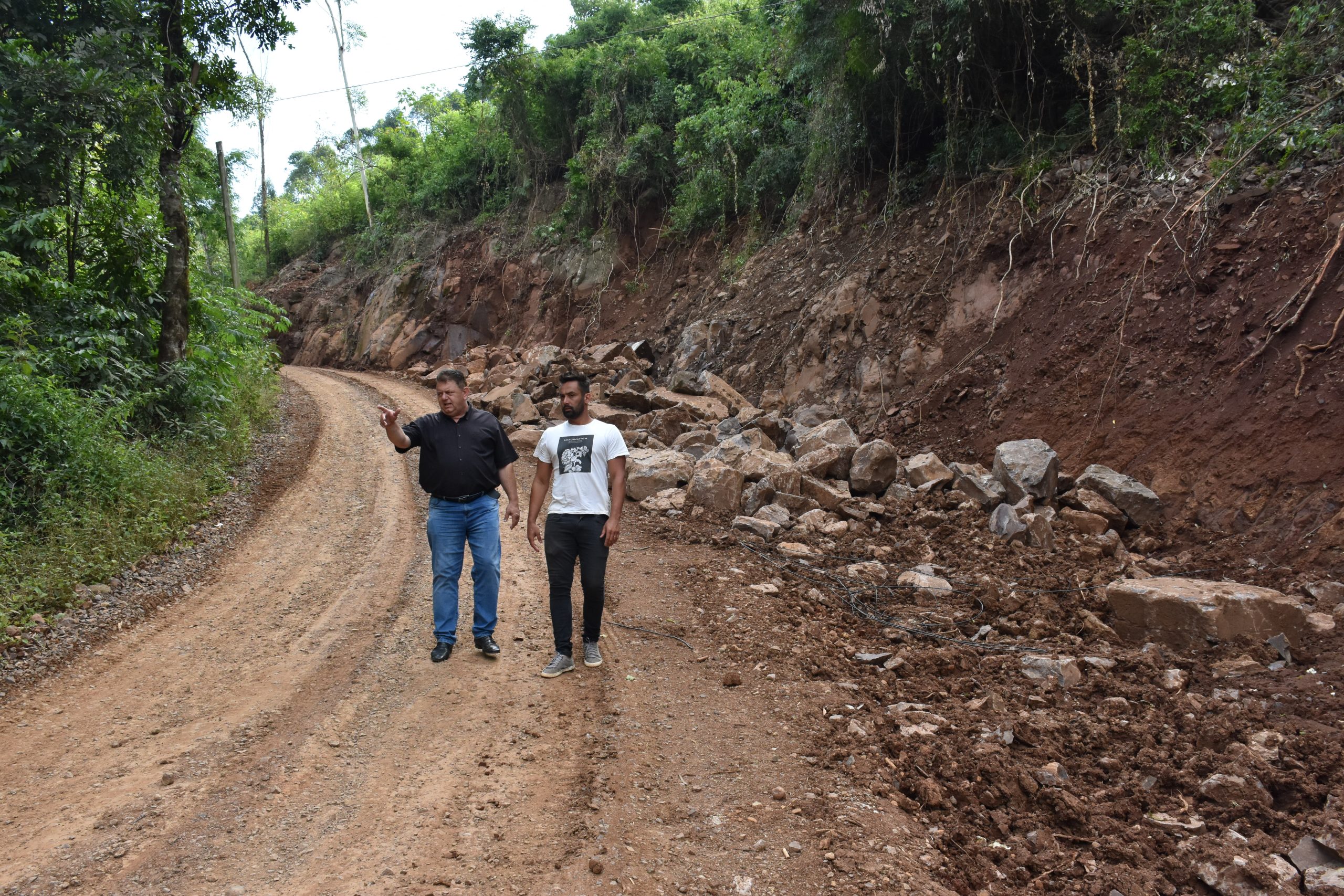 Canudos do Vale inicia obra de asfalto em Pinheirinho
