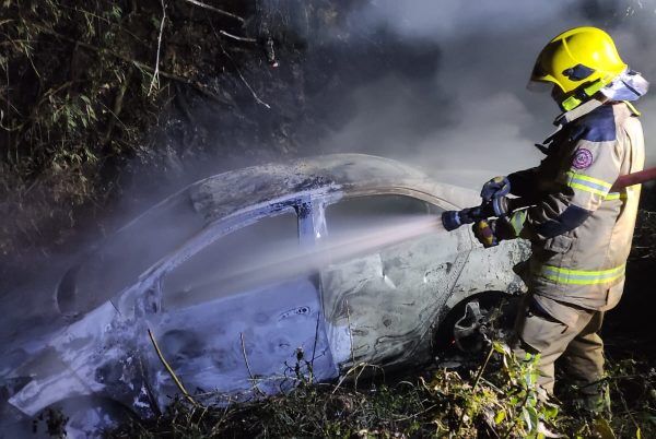 Incêndio consome veículo em Relvado