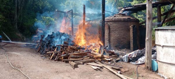 Incêndio atinge forno de carvão em Teutônia