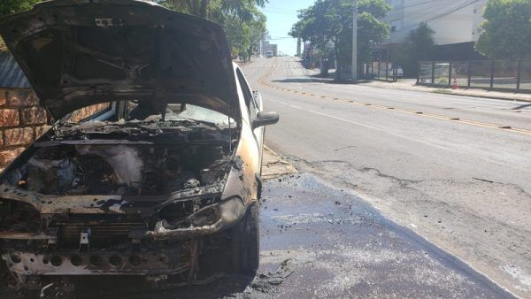 Carro incendeia no Bairro São Cristóvão, em Lajeado