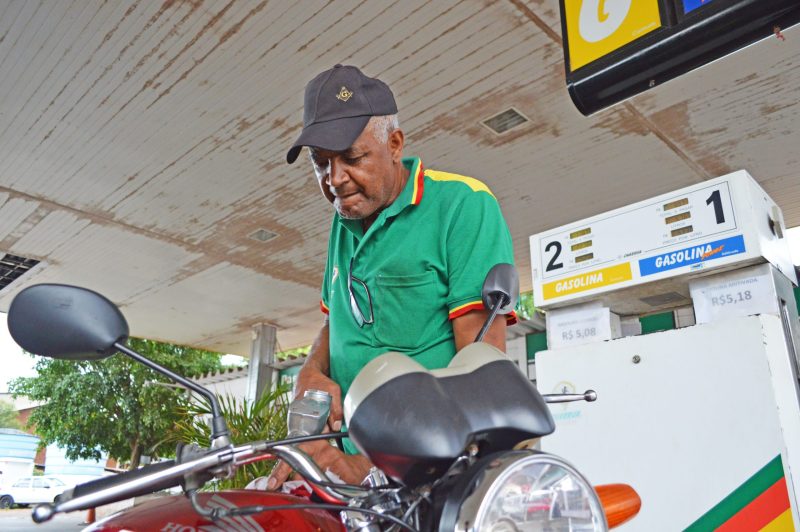 Postos elevam preço da gasolina em quase R$ 1