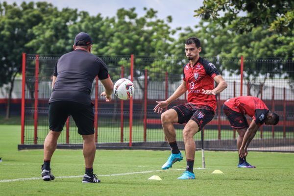 Lajeadense negocia zagueiro Iago com o Atlético-GO