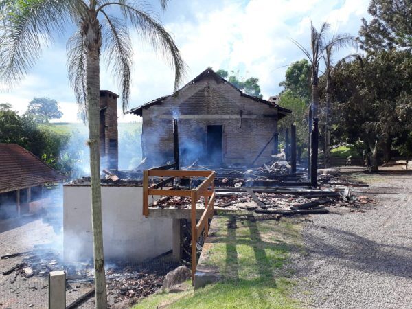 Incêndio consome residência e galpão em Arroio do Meio