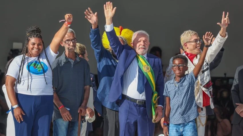 Lula sobe a rampa do Planalto, recebe faixa presidencial e discursa no Parlatório