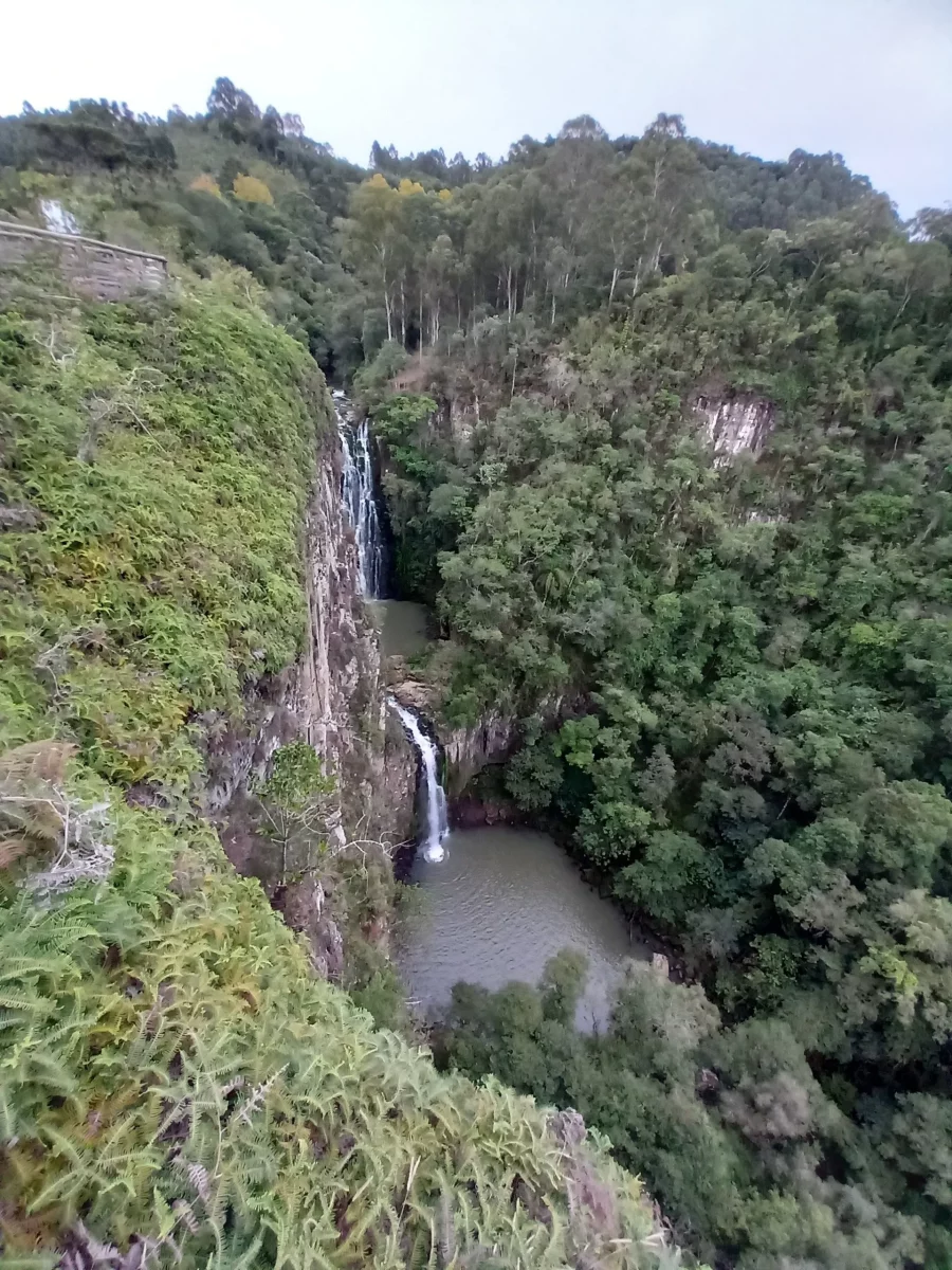 Canion Perau do Facão tem cascata com duas quedas
