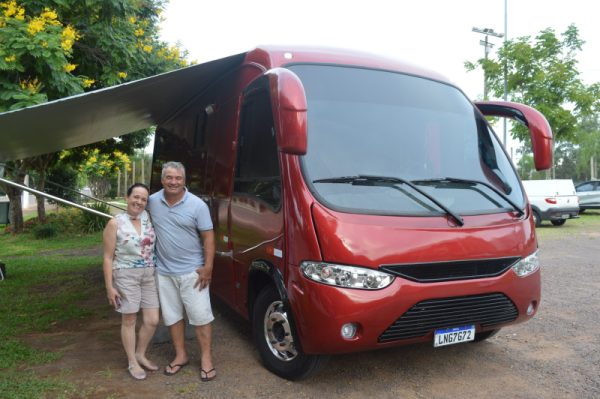 Casal monta motorhome e tira antigo sonho do papel