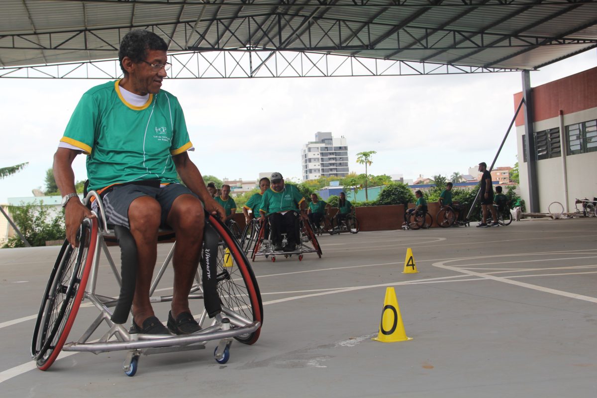Associação inaugura quadra esportiva para pessoas com deficiência física