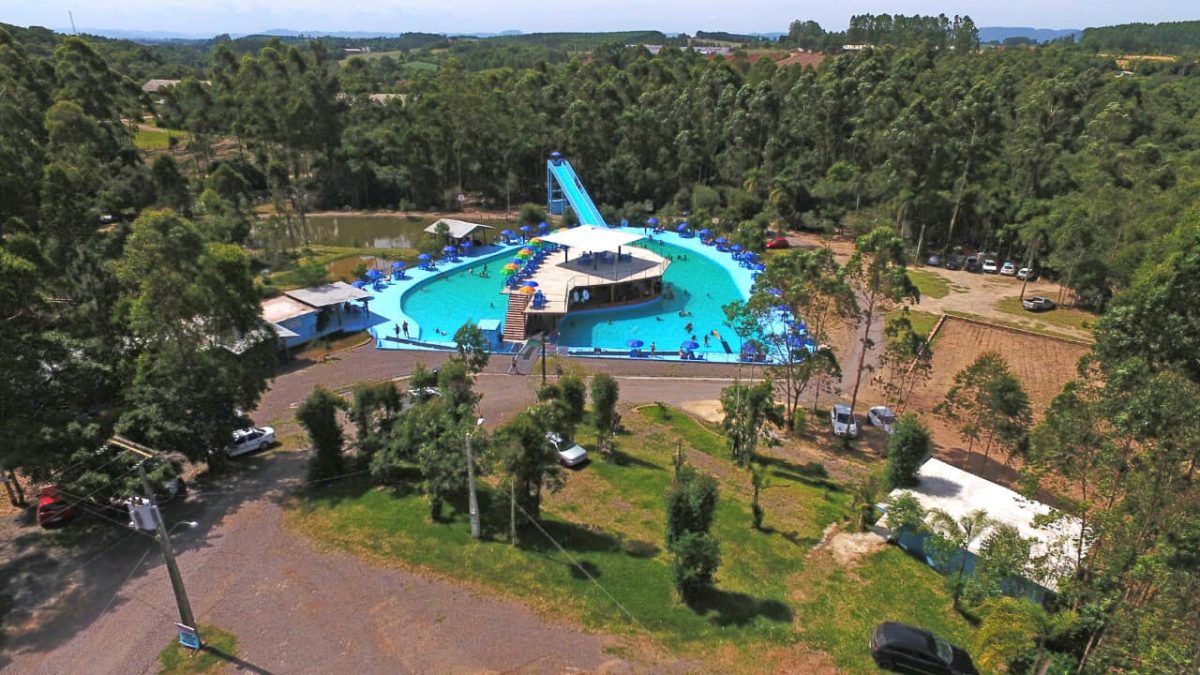 Parque aquático conta com restaurante no meio da piscina em Fazenda Vilanova