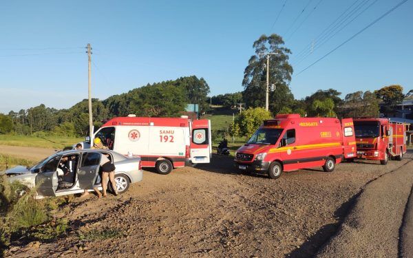 Saída de pista deixa três feridos na ERS-332 em Doutor Ricardo