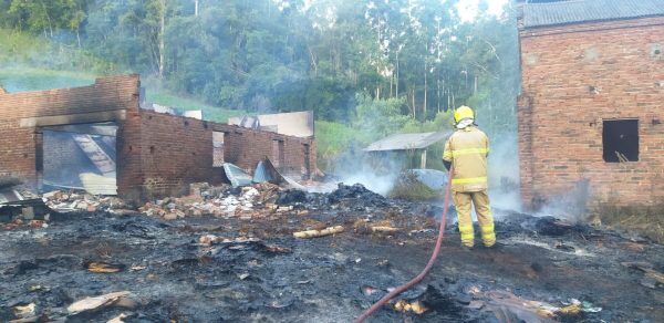 Residência é consumida por incêndio em Anta Gorda