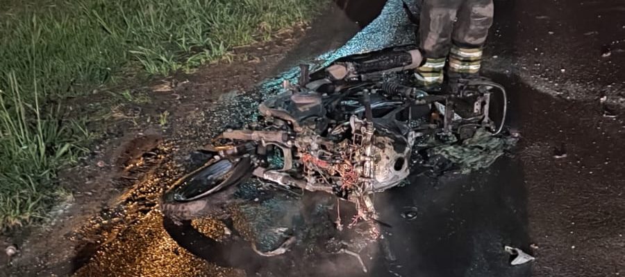 Moto incendeia após acidente na ERS-130, em Lajeado