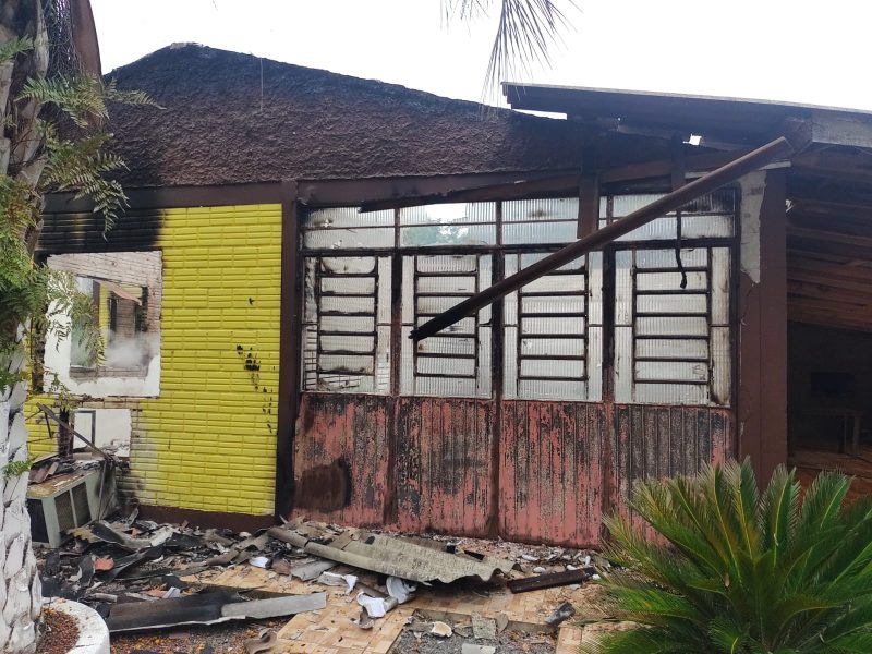 Incêndio consome casa em Cruzeiro do Sul
