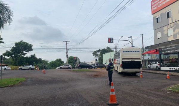 Ônibus que bloqueou via no Montanha é removido