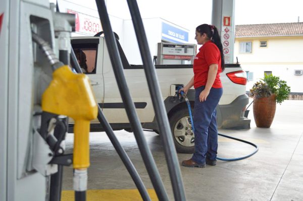 Em 12 meses, preço da gasolina cai 25% e do diesel sobe 23%