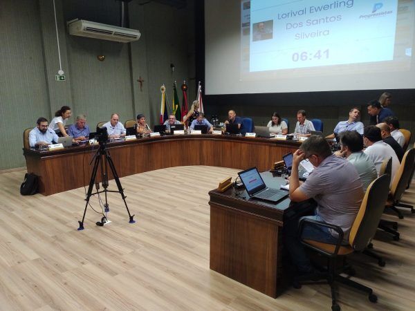 Câmara elege integrantes de comissões e aprova contratação de professores