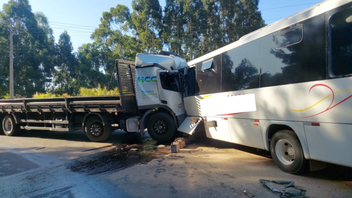 Colisão entre caminhão e micro-ônibus provoca uma morte na ERS-423