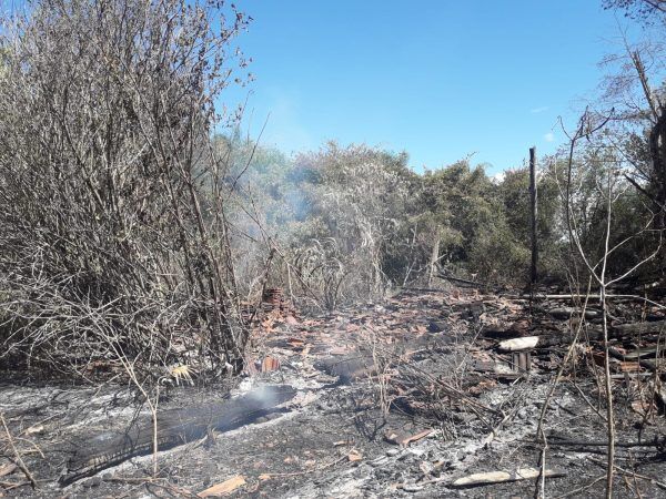Fogo atinge galpão e área verde no interior de Venâncio Aires
