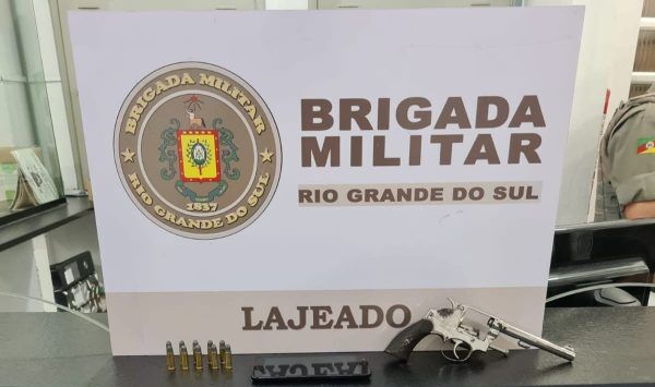 Dupla é presa por porte ilegal de arma