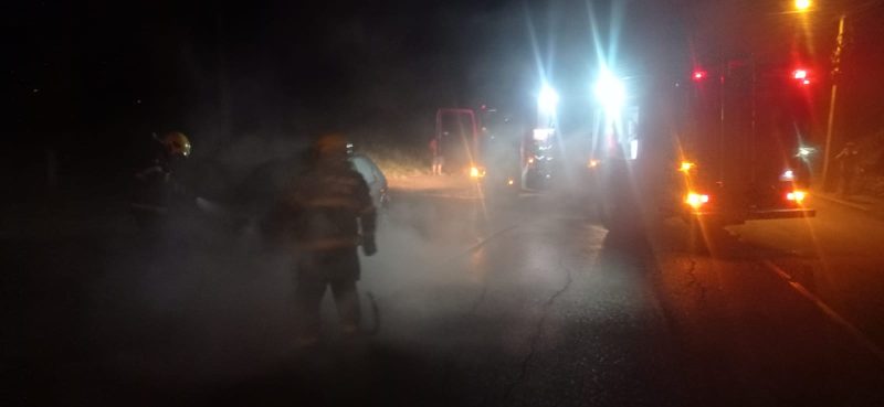 Carro incendeia no Bairro Olarias, em Lajeado
