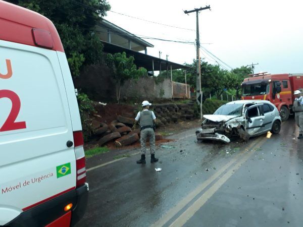 Motorista fica preso às ferragens após colisão em Lajeado