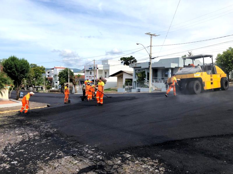 Quatro ruas da área central recebem camada de asfalto em Encantado