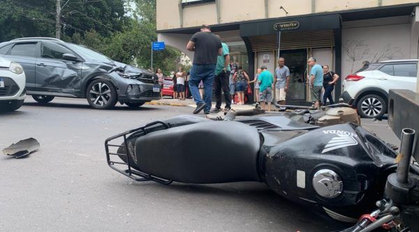 Acidente deixa motociclista ferido no Centro de Lajeado