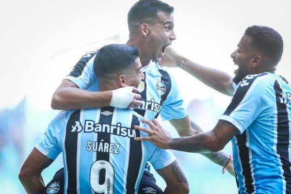 Grêmio vence em casa e permanece na liderança