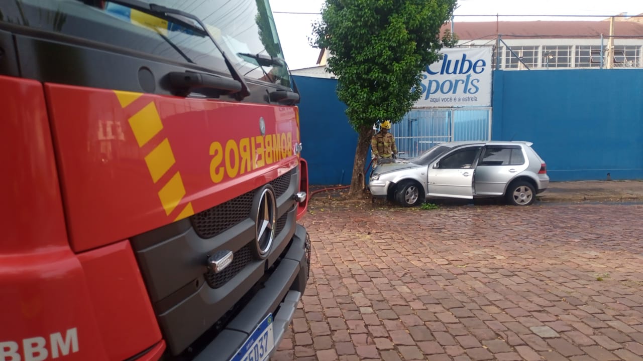 Carro atinge árvore e incendeia em Venâncio Aires