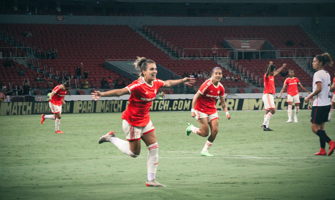 Internacional goleia o Athletico-PR na abertura da Supercopa Feminina