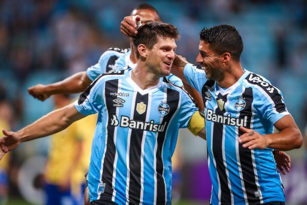 Grêmio goleia e decidirá em casa a vaga para final