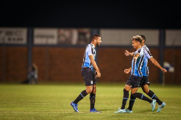 Grêmio derrota o Esportivo e segue 100% no Gauchão