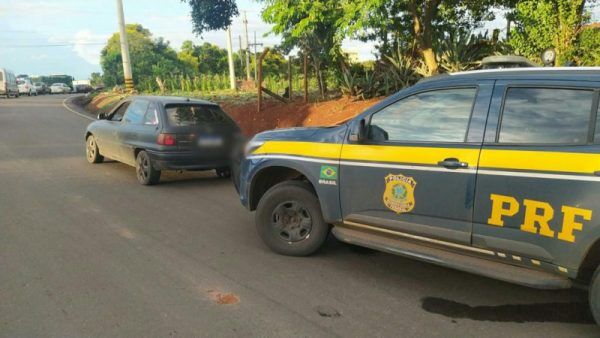 PRF flagra automóvel com fita isolante nas placas em Lajeado